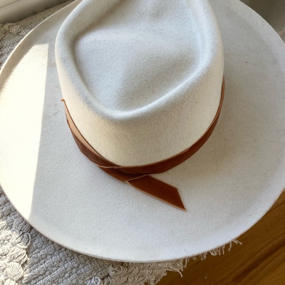 Lack of color hat - Picture 2 of 4